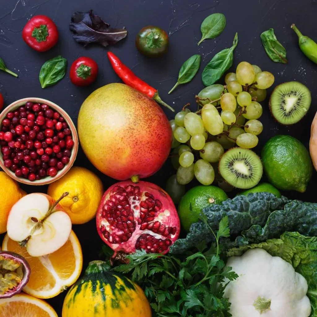 FOto com frutas representando os nutrientes, objeto de estudo da nutricionista camila nunes